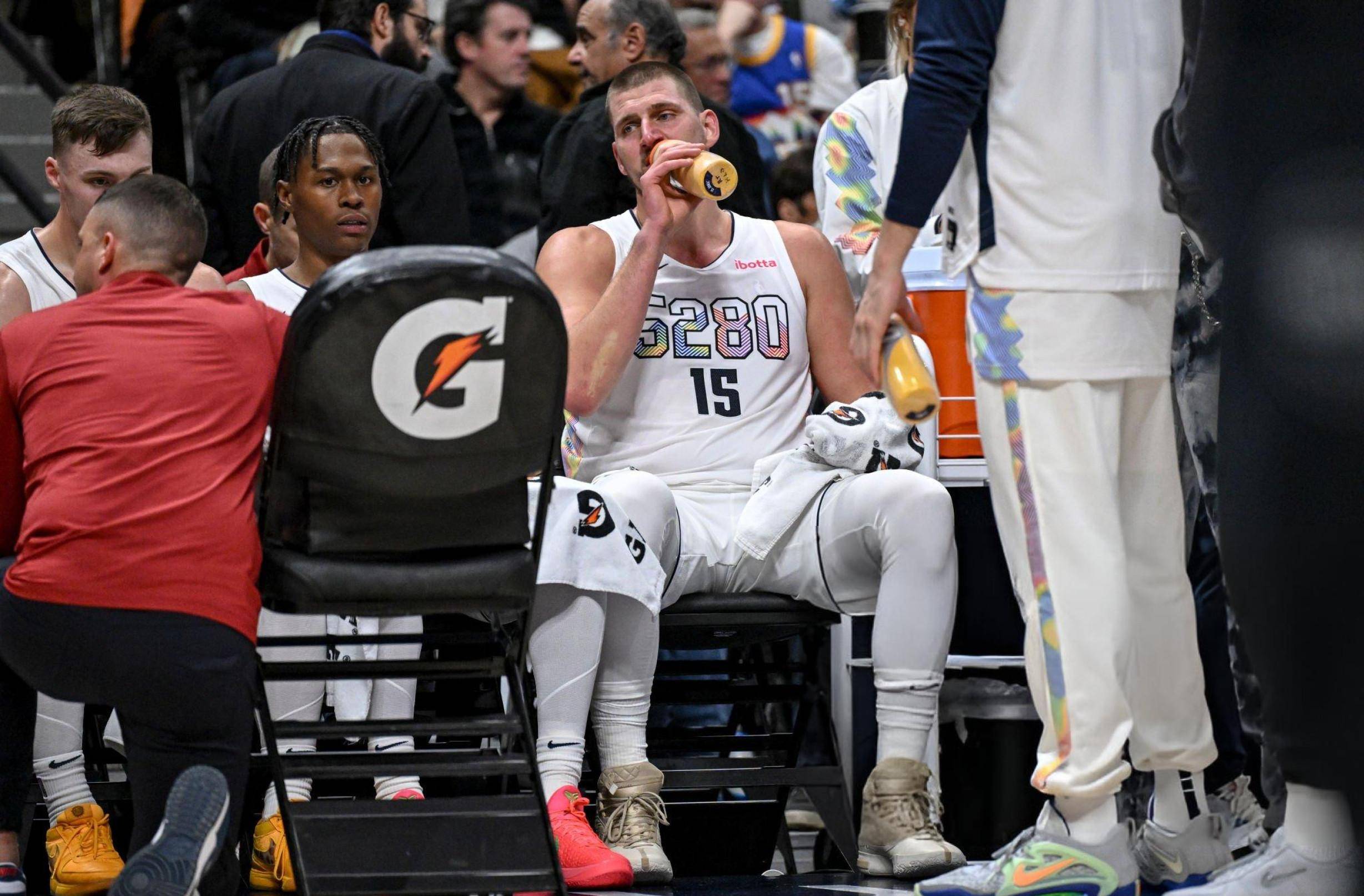 乐鱼- 湖人不断突破!,阿扎伦卡连续十二场比赛得分超过夺冠上演精彩一战