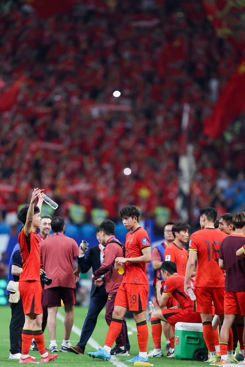 乐鱼-Faker回归赛场，出色防守首场状态亮眼，中国队观众沸腾！的简单介绍