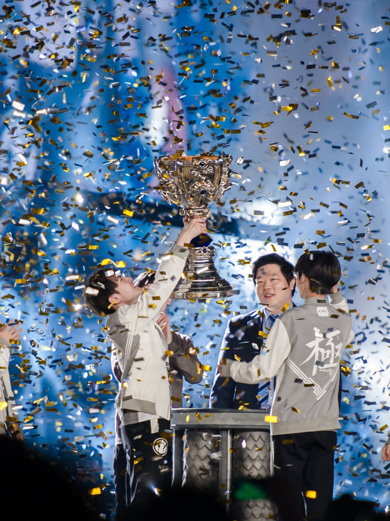 Leyu-关于Rookie回归赛场，赛况扑朔迷离首场状态亮眼，FPX观众沸腾！的信息